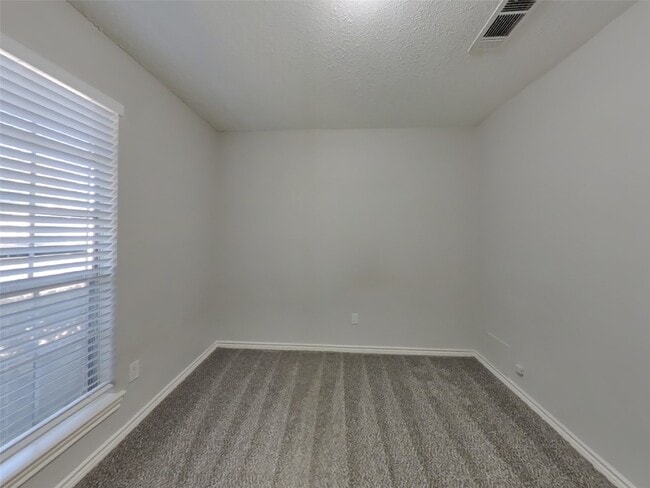 Building Photo - 2214 Townhall Ln