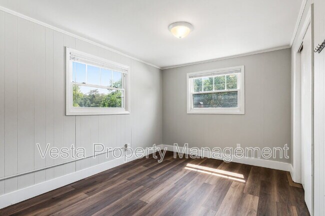 Building Photo - 4 Farrwood Ave