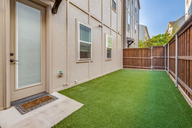 Building Photo - 2609 La Altura Ln