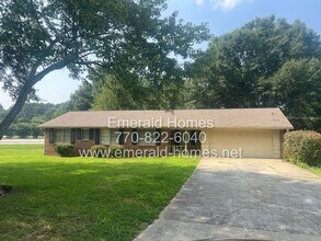 Building Photo - READY NOW!!!! 3 bed 2 bath!