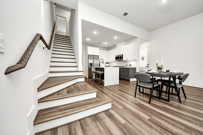 Building Photo - 879 Rachel St