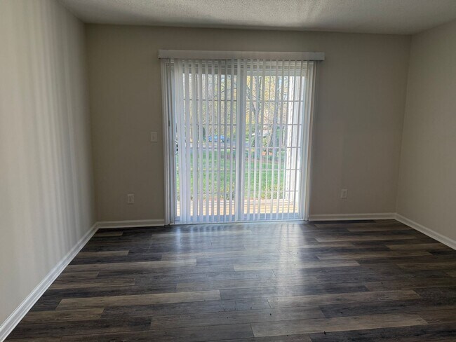 Building Photo - 2 BR in Charlestown Square