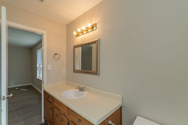Building Photo - 2937 Dahlia Dr