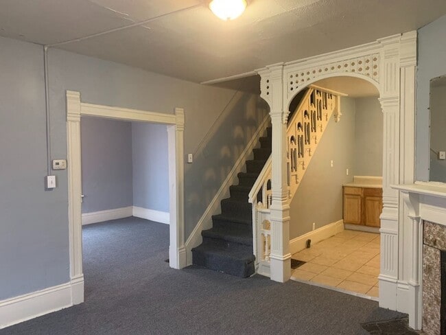 Building Photo - Large house in Mansfield, possible section 8