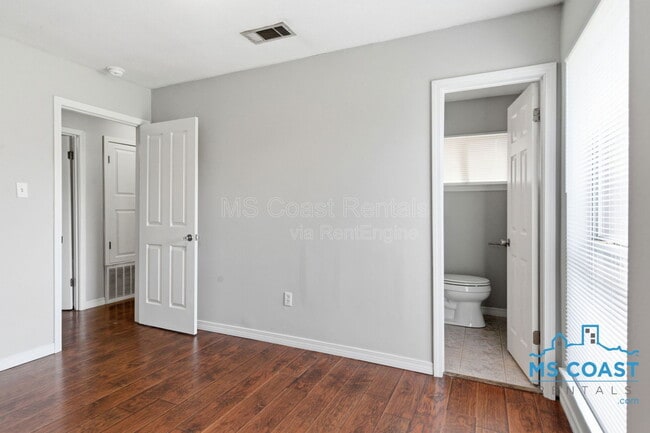 Building Photo - 208 Charles Ave