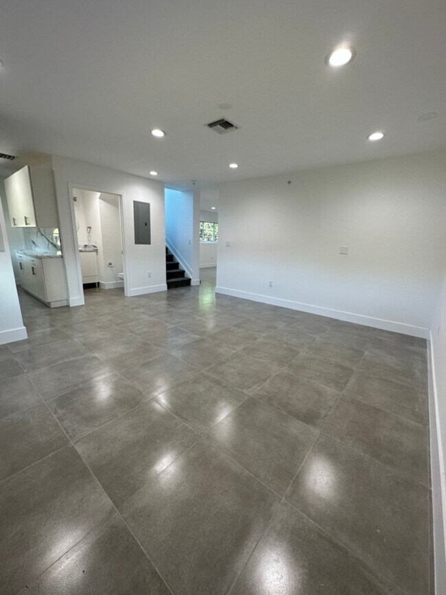 Building Photo - 641 Palmetto Dr