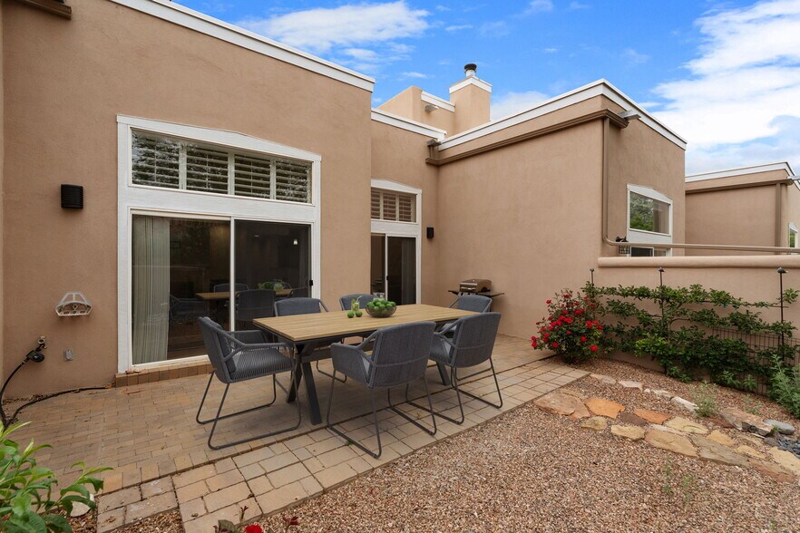Building Photo - 663 Bishops Lodge Rd