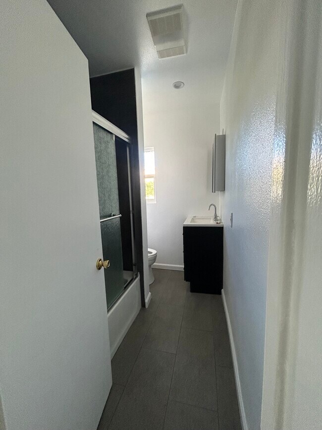 bathroom - 1425 Hauser Blvd