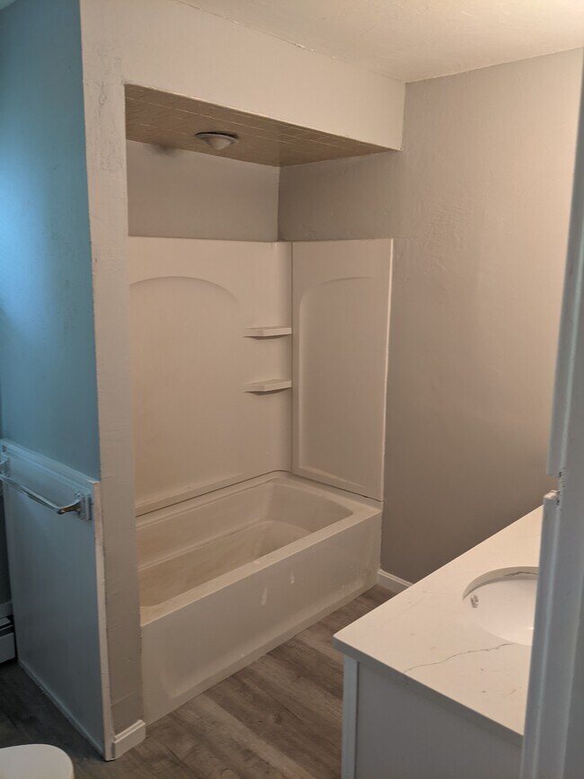 Fiberglass tub/shower - 62 Fruit Street Ext