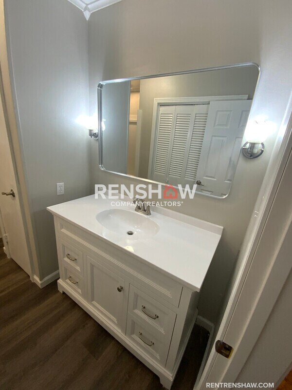 Building Photo - 212 N Poplar St