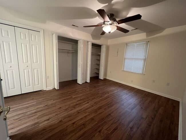 Building Photo - 5747 Oakcrest Dr