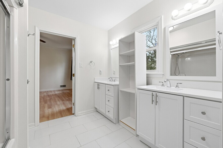 Building Photo - Room in House on River Park Dr