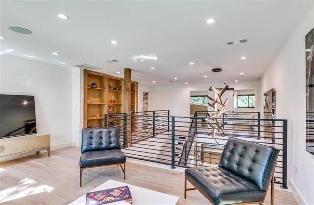 Building Photo - 9611 Fallbrook Dr