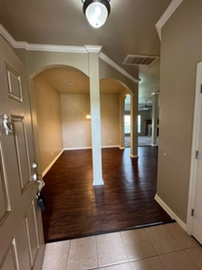 Building Photo - Convenient Location with easy access to So...