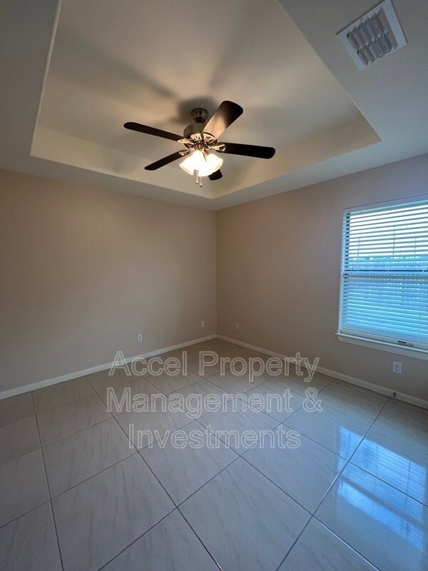 Building Photo - 711 N Abbott Ave