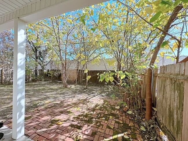 Building Photo - 4 Bedroom Furnished or UnFurnished rental