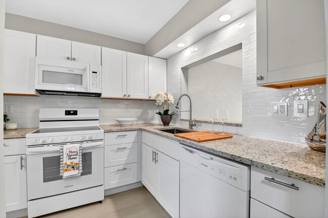 Building Photo - 2018 SW 29th Ct