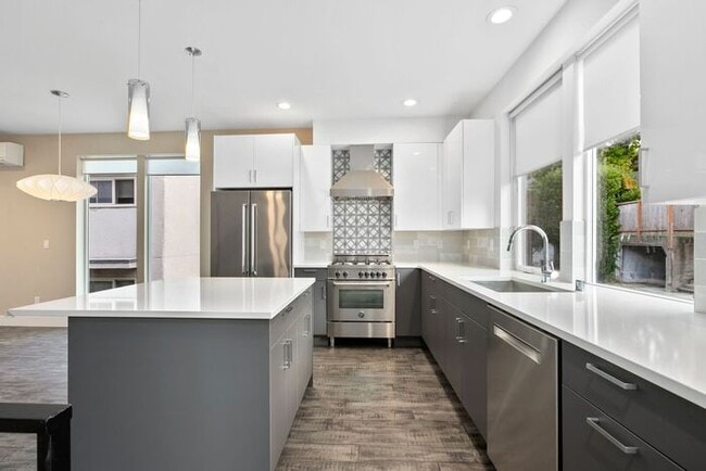 Building Photo - ULTRA-MODERN Townhome w/AC and Views in th...