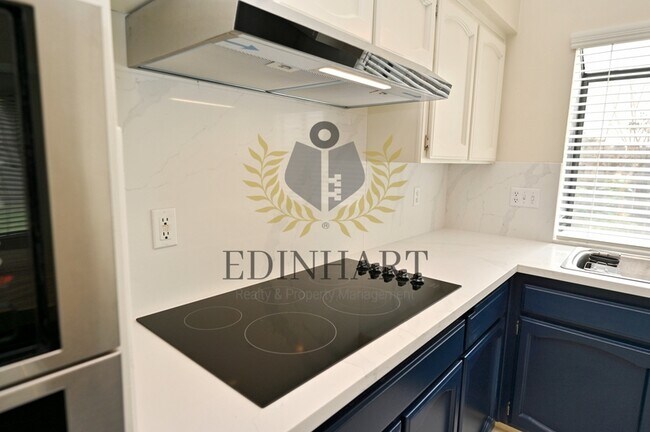 Building Photo - 6447 N Vagedes Ave