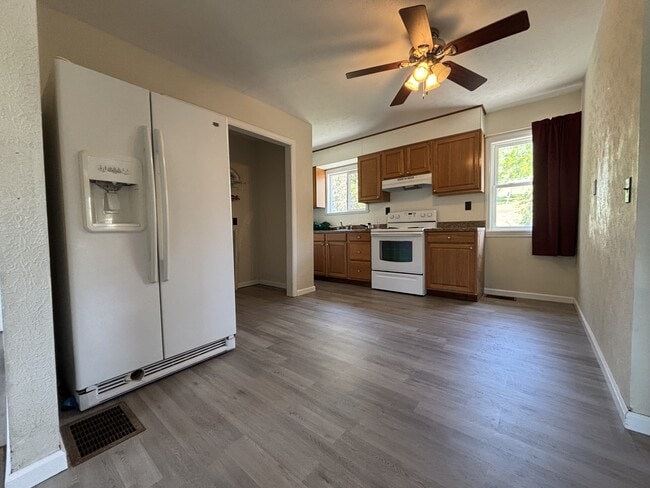 Building Photo - 941 Vista Ln