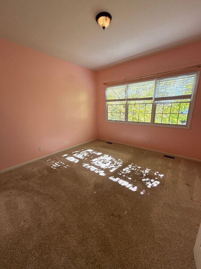 Building Photo - 3 Bed 2 Bath