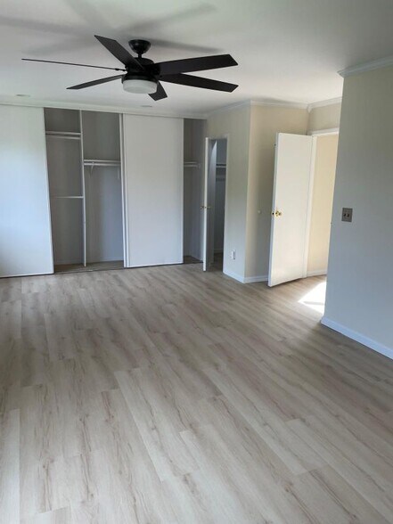 Building Photo - 261 Pond View Ln