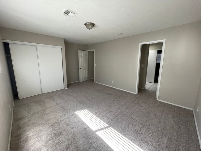 Building Photo - Amazing 2 Bedroom 1.5 Bath Townhome!