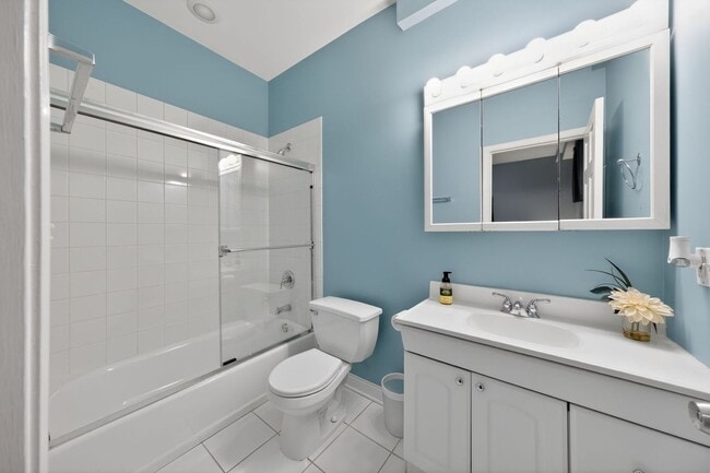 Building Photo - 724 W Briar Pl