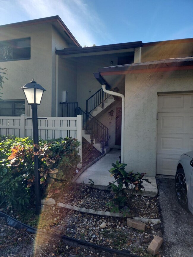 Building Photo - 1800 NE 39th Ct