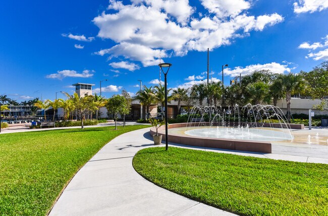 Building Photo - 485 E Royal Palm Rd