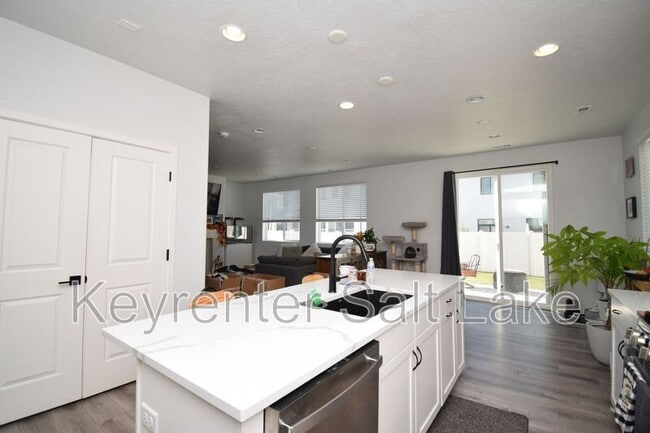 Building Photo - 2964 S 2500 W St