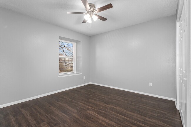 Building Photo - 565 NW Valleybrook Rd