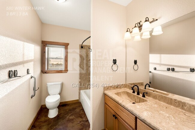 Building Photo - 3 Bedroom, 3 Bathroom Ranch Home with Barn...