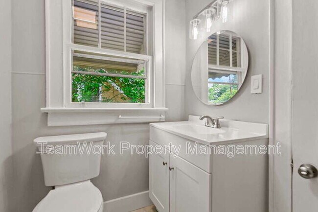Building Photo - 3530 Admiral Dr
