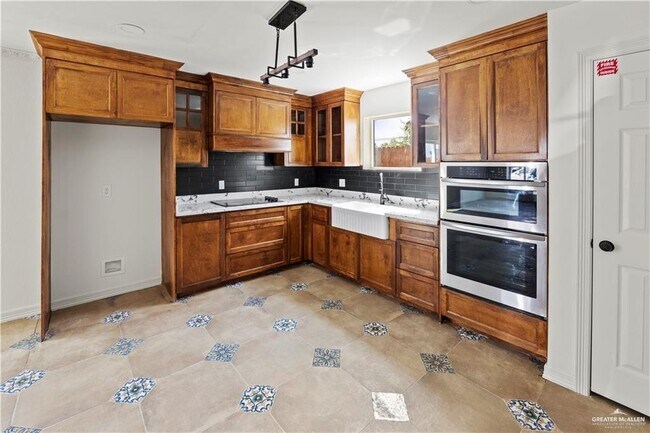 Building Photo - 9 Karen Dr