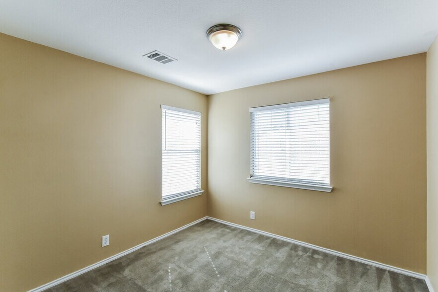 Building Photo - 4902 Dahlia Terrace