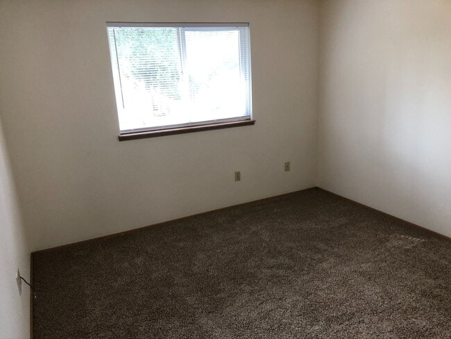 Building Photo - Nice 3 Bedroom, 1.5 Bath Duplex Near Linfield