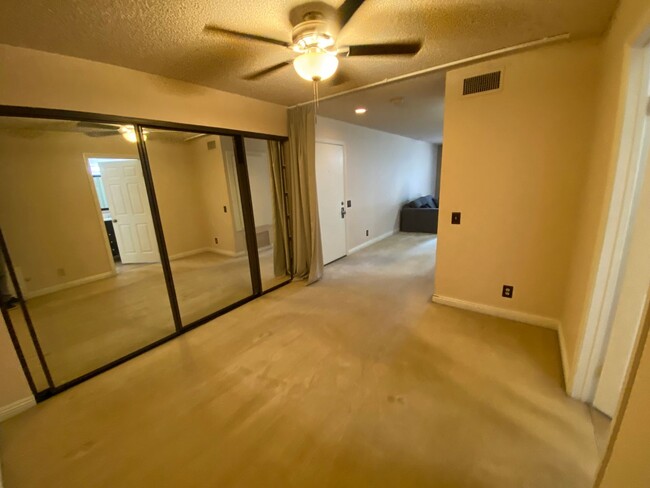 Building Photo - One Bedroom For Rent w/ Tons of Amenities-...