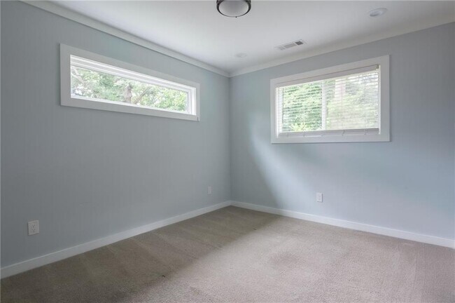 Building Photo - 1387 Lyle Ave