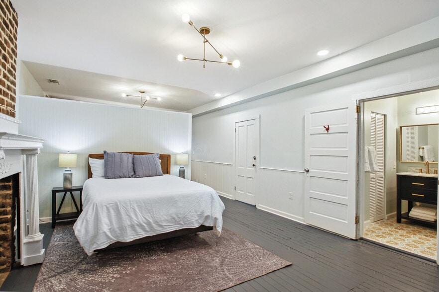 Building Photo - 208B W Hall St