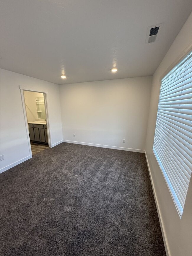 Building Photo - Charming Townhome in Provo, UT  $500 gift card if rented before Valentines day, Pets upon approval