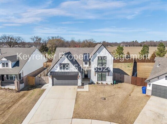 Building Photo - 7104 S Kalanchoe Ave