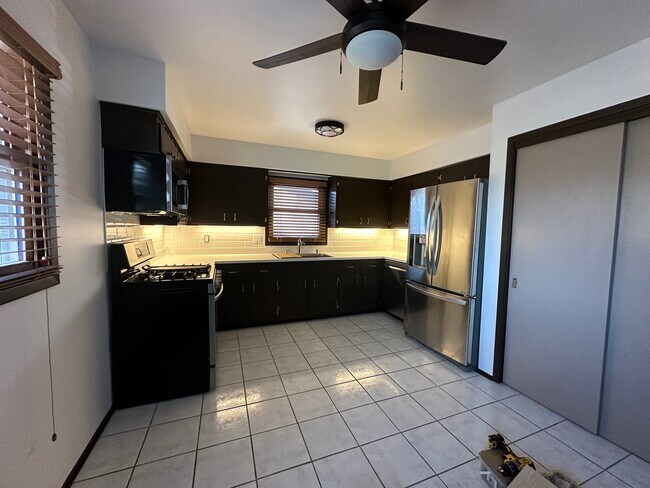 Kitchen - 3202 W Alvina Ave