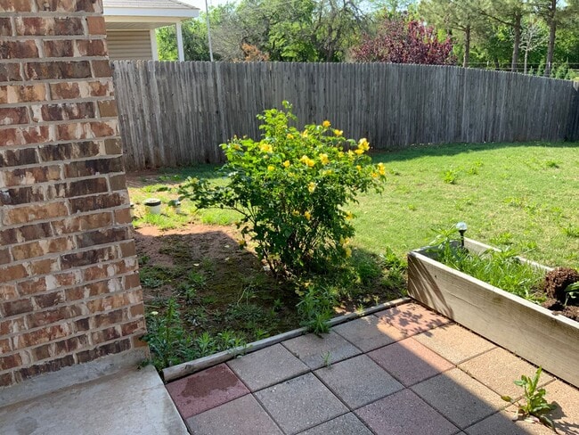 Building Photo - Available Now! - 3 bedrooms 2.5 bath