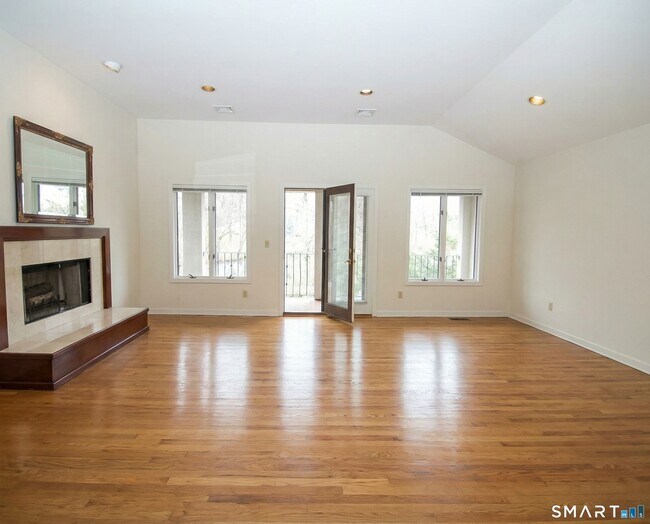 Building Photo - 27 Kings Hwy N