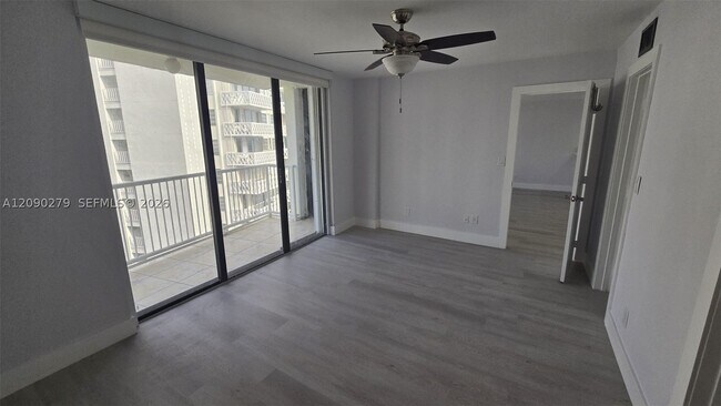 Building Photo - 1440 Brickell Bay Dr