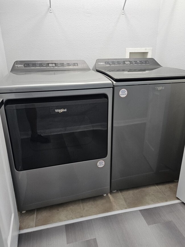 Building Photo - Stunning Fully Renovated Townhouse for rent in Land O' Lakes – Your Dream Home Awaits!