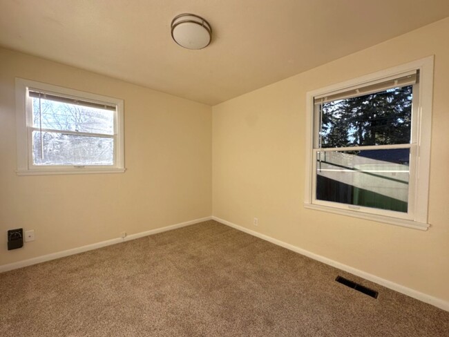 Building Photo - Gorgeous 2-Bedroom Rambler in heart of Fir...