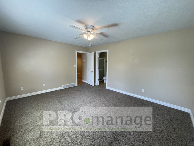 Building Photo - 4 Bed, 3 Bath Town Home w/ 2 Car Garage - Ammon