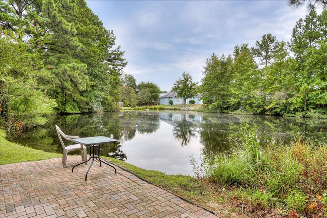 Building Photo - 4 bedroom 2.5 bath home on the water with ...